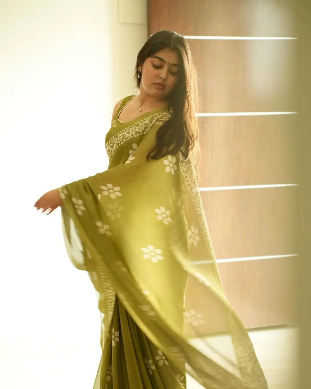 Gargeyi Yellapragada Charming In Green Saree Sleeveless Blouse